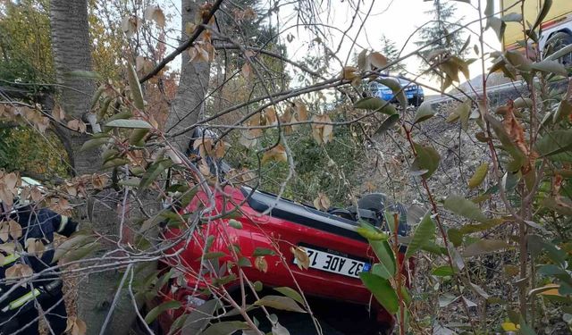 Isparta’da şarampole yuvarlanıp takla atan araçtan yaralanmadan çıktılar