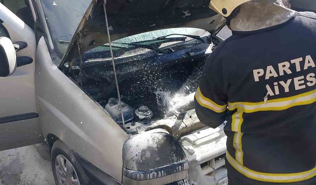 Isparta’da seyir halindeki araç aniden alev aldı