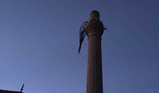 Isparta’da şiddetli rüzgâr cami minaresinin külahını yerinden kopardı