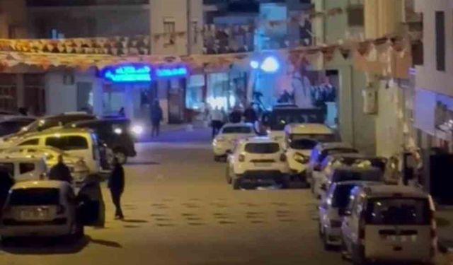 İzmir’de gözaltı işlemi yapmak istedikleri şahıslar tarafından silahlı saldırıya uğrayan 3 polis yaralandı. Polislerden 2’sinin durumunun ağır olduğu öğrenildi.