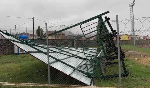 İznik İlçe Stadyumu’nda şiddetli rüzgar tribünü yıktı