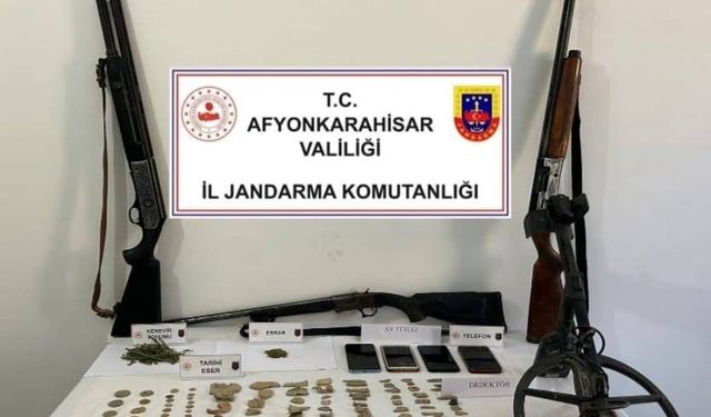 Jandarma baskın yaptığı adreslerde uyuşturucu ve tarihi eser ele geçirdi