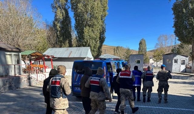 Jandarma ekipleri 38 düzensiz göçmeni yakaladı