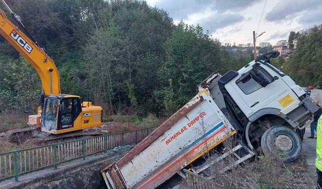 Kamyon altına aldığı otomobille dereye düştü, faciadan dönüldü