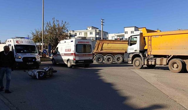 Kamyon ile motosiklet çarpıştı: 1’i ağır 2 kişi yaralandı