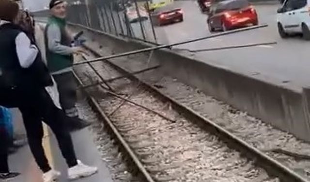 Kamyondan düşen demirler trafik ve metro seferlerini aksattı