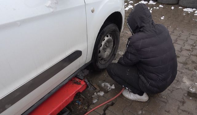 Kar yağışı lastikçilerde yoğunluk oluşturdu