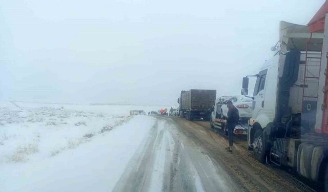 Kar yağışıyla kapanan Viranşehir-Diyarbakır yolu trafiğe açıldı