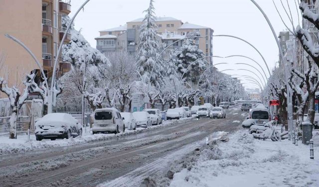 Karaman, mevsimin ilk karıyla beyaza büründü