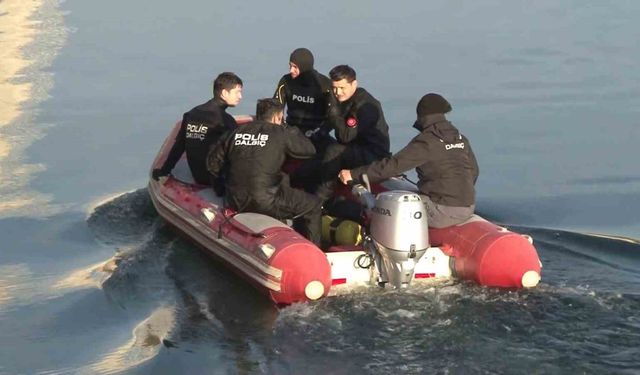 Kayıp şahıs jandarma ve polis ekipleri tarafından su altında aranıyor