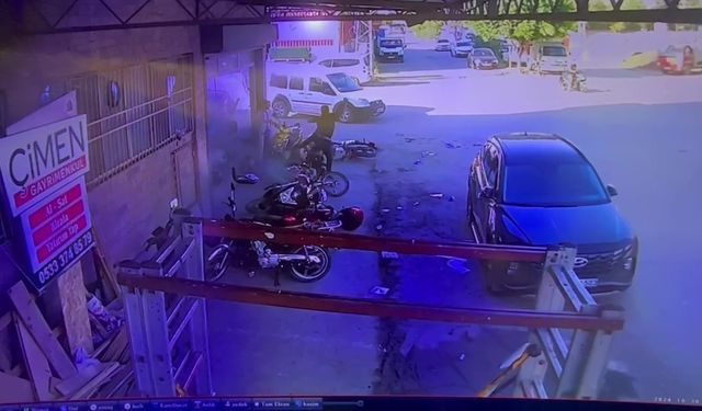 Kaza yapan genç aklına bile gelmedi: Hasar alan motoruna koşan vatandaşın o anları kamerada