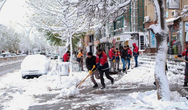 Kent merkezinde kar küreme çalışması yapıldı