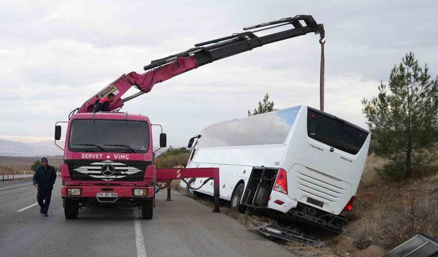 Kırıkkale’de otobüs yan yattı: 30 kişi yara almadan kurtuldu