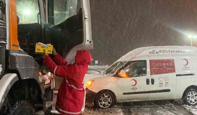 Kızılcahamam’da kar mağdurlarına Kızılay’dan sıcak çay ikramı