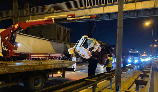 Kocaeli’de 2 tırın karıştığı kazada kupa koptu: Sürücü ağır yaralandı