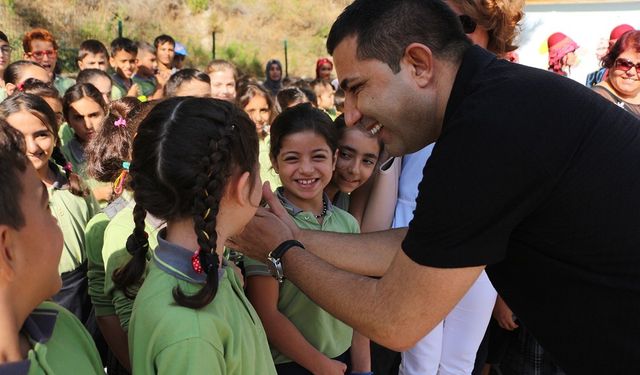 Kuşadası’nda Başkan Günel eğitime destek oluyor