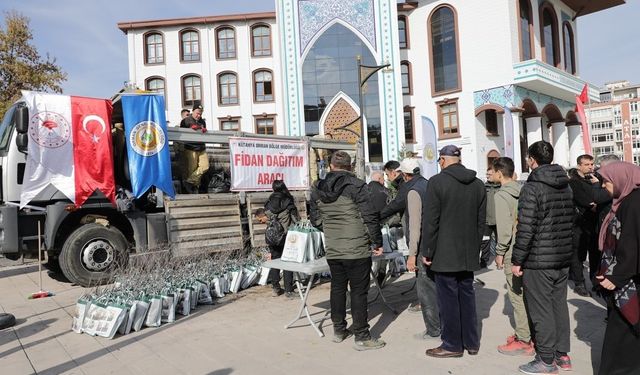 Kütahya’da vatandaşlara 2 bin 500 fidan dağıtıldı