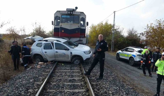 Malatya’da hafif ticari araca yük treni çarptı: 2 yaralı