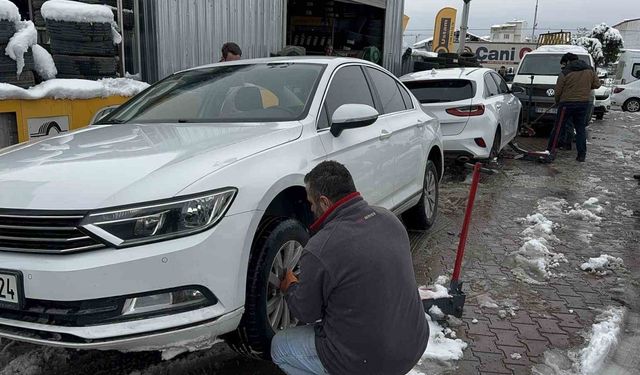 Malatya’da kar yağdı, lastikçilerde kuyruk oluştu