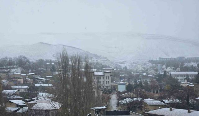 Malatya’nın Darende ilçesi beyaza büründü