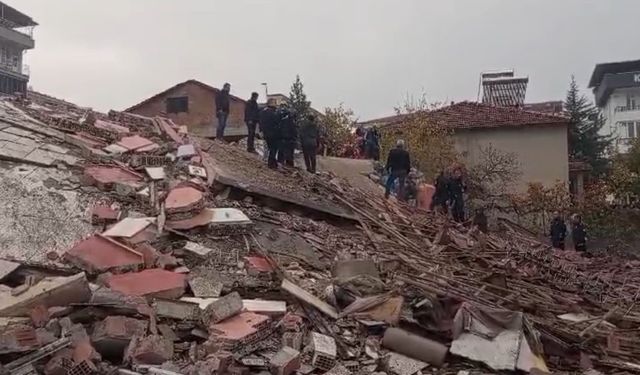 Malatya’nın Yeşilyurt ilçesinde ağır hasarlı 4 katlı bir binada yıkım sırasında göçük meydana gelirken kepçe operatörü enkaz altında kaldı. Olay yerine çok sayıda arama kurtarma ekibi sevk edildi.