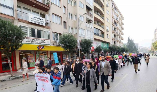 Manisa’da çocuklar hakları için yürüdü