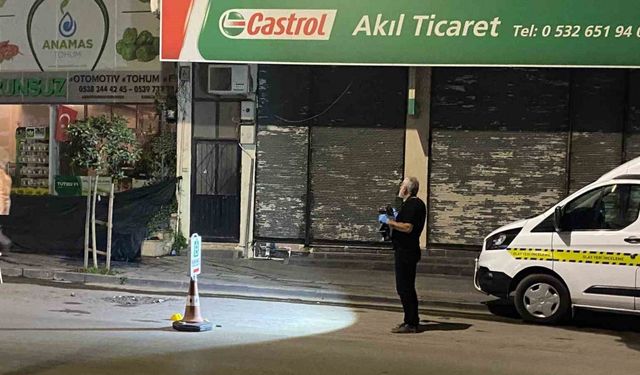 Motosikletle geldiler, iş yerini kurşunlayıp kaçtılar: O anlar kamerada