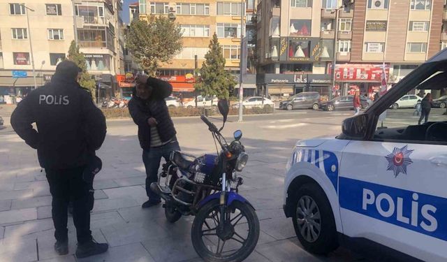 Motosikletliyi kaskıyla dövdü, kanlar içinde kaldı