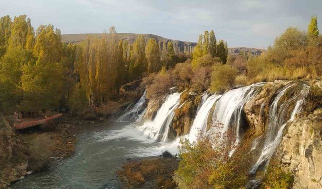 Muradiye Şelalesi’nde sonbahar güzelliği