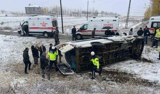 Muş’ta servis minibüsü devrildi: Sürücü ile 15 öğretmen yaralandı