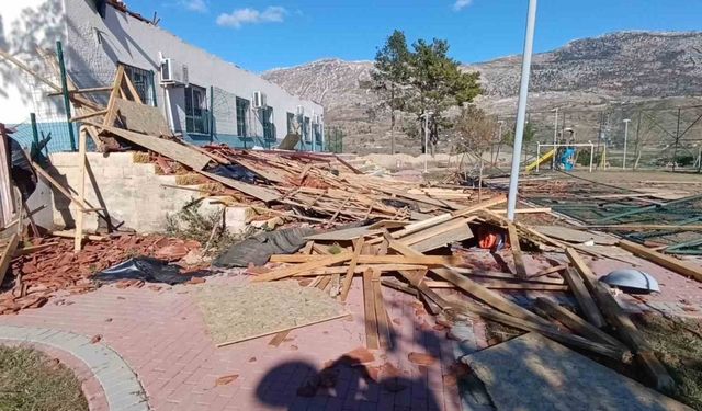 Okul, restoran ve evlerin çatıları uçtu, fırtına hayatı felç etti