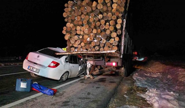 Otomobil, tomruk yüklü kamyonun altına girdi: 1 yaralı