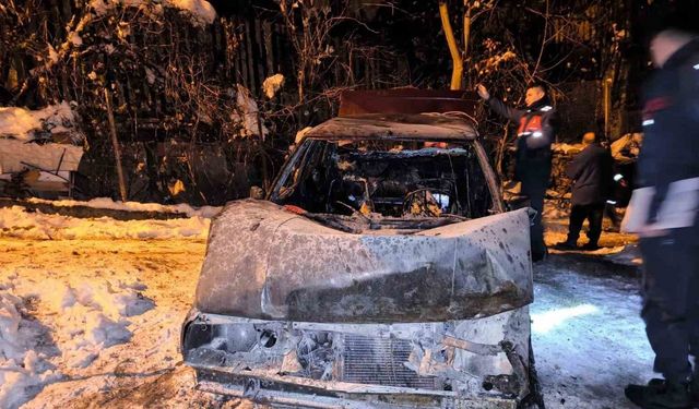 Otomobilde çıkan yangında ev ve traktör zarar gördü