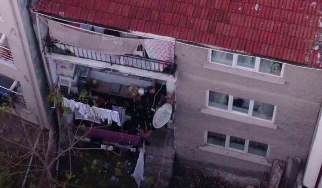 Polis baskınını fark edince uyuşturucu madde dolu poşeti balkondan fırlattı