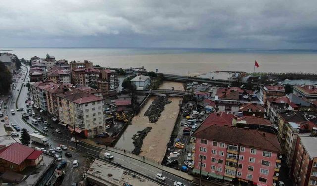 Rize’de yoğun yağışın ardından derelerin getirdiği çamur denizin rengini değiştirdi