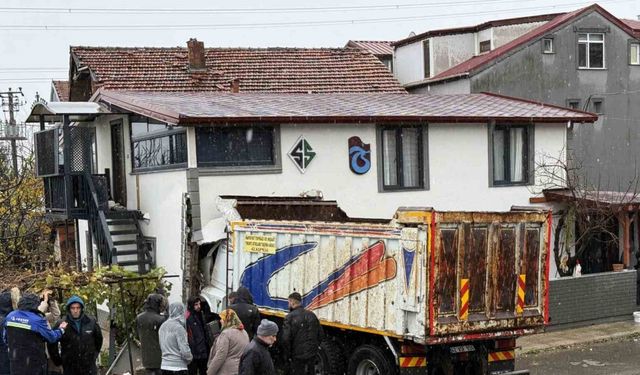 Sakarya’da faciadan dönüldü: Kamyon eve girdi