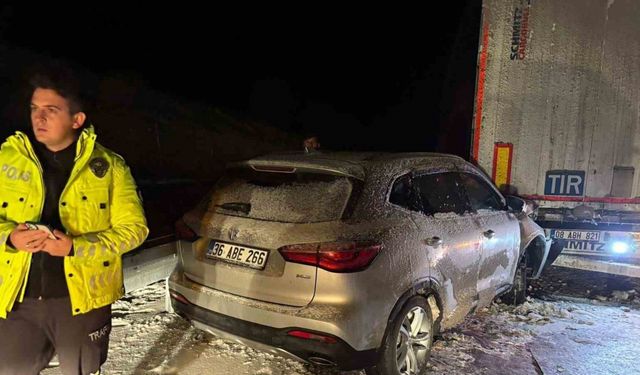 Sarıkamış’ta araçlar yolda mahsur kaldı, ekipler seferber oldu