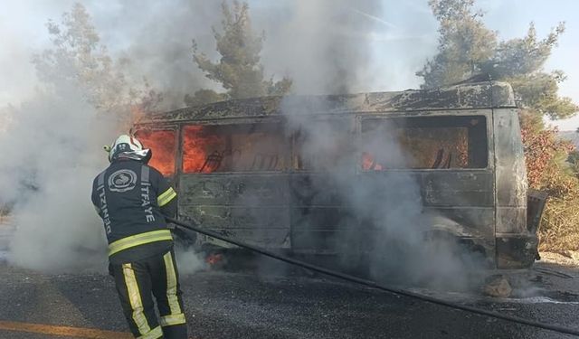 Seyir halindeki minibüs alev alev yandı