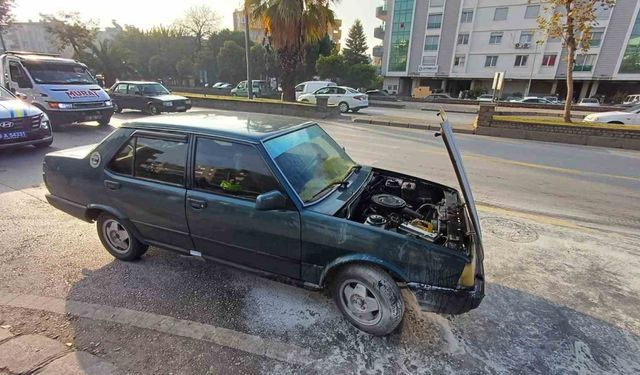 Seyir halindeki otomobildeki yangını itfaiye ekipleri söndürdü