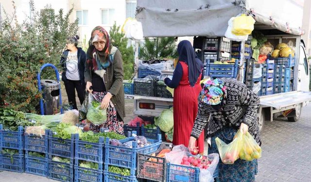 Seyyar manav ve fırın sayesinde ihtiyaçlarını karşılıyorlar