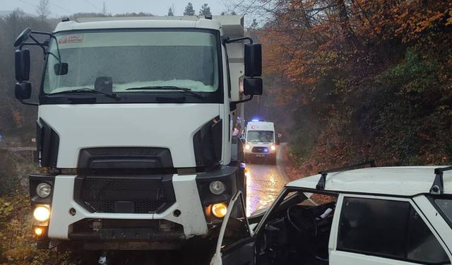 Sinop’ta otomobil ile kamyon kafa kafaya çarpıştı: 1 yaralı