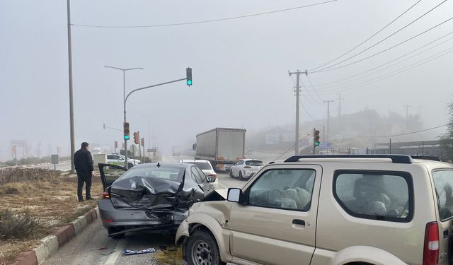 Sisli hava zincirleme kazayı beraberinde getirdi: 2 yaralı