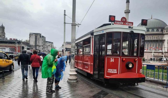 Taksim’de sağanak yağış etkili oldu: Lodos vatandaşlara zor anlar yaşattı