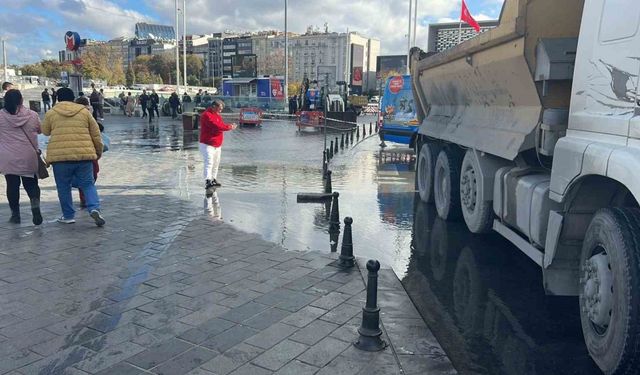 Taksim’i su bastı, vatandaşlar yürümekte güçlük çekti