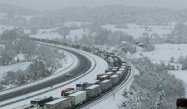 TEM’de trafik durdu, maddi hasarlı kazalar yüzünden yol tıkandı