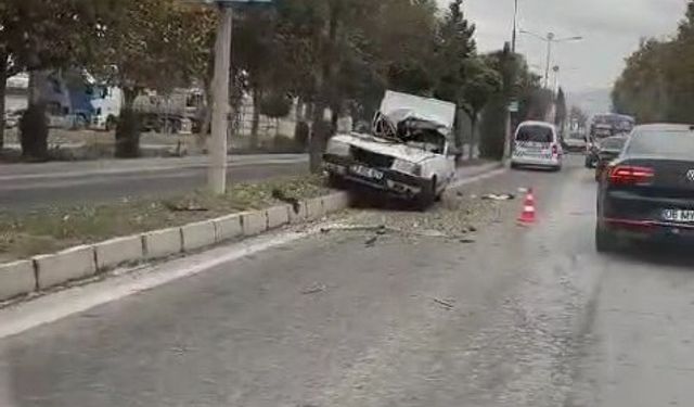 Tofaş marka otomobil ağaca çarptı: 1 yaralı