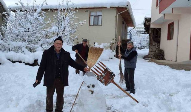 Tokat’ta köy halkı kar yağışını türkülerle karşıladı