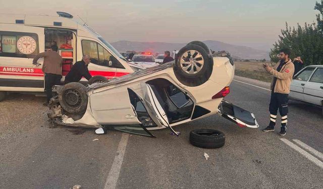 Toprak yığınına çarpan otomobil takla attı