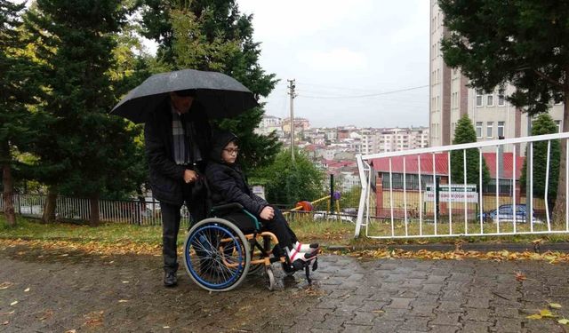 Torununa ayak oluyor, arkadaşlarına öğretmen