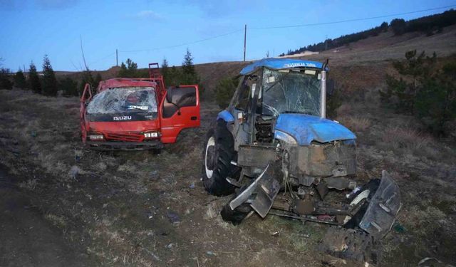 Traktör taşıyan kamyonet takla attı: 1 yaralı